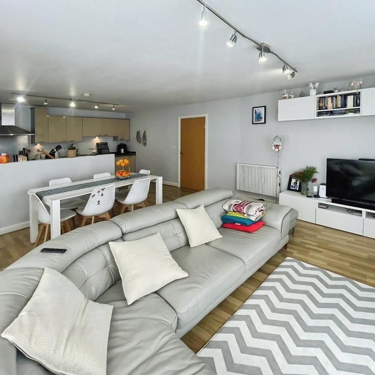 3 bedroom flat to rent - Photo 1