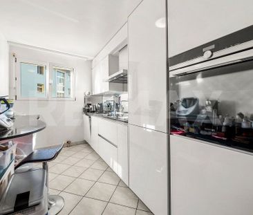 Beautiful volumes and light for this 4.5 room apartment with balcon... - Foto 6