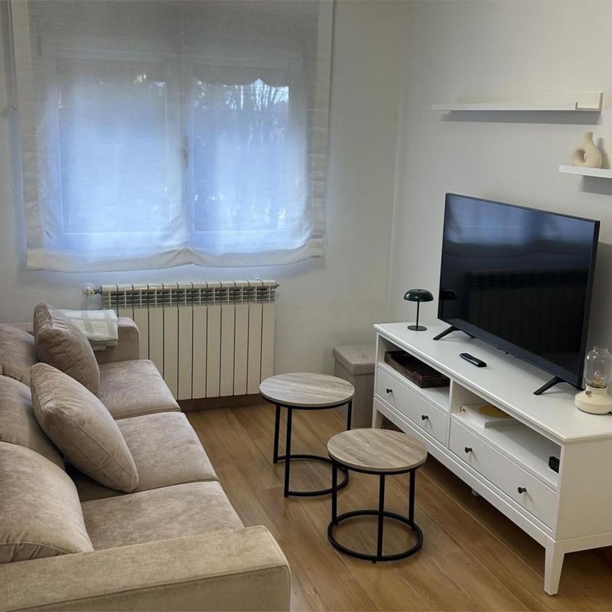 Piso de alquiler en Calle de Fermín Caballero, 52a, La Paz - Photo 1