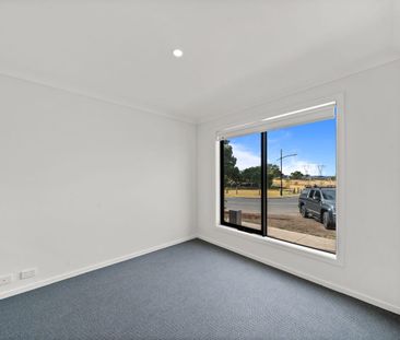 Modern 4-Bedroom Home with 3 Bathrooms in Wollert - Photo 2