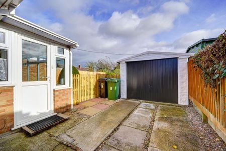 3 bedroom semi-detached bungalow to rent - Photo 4