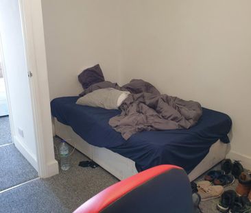 3 bedroom flat to rent - Photo 4