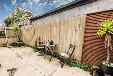 “MORDIALLOC BAYSIDE & VILLAGE LIFESTYLE!” - Photo 3