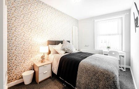 1 bedroom in a house share to rent - Photo 2