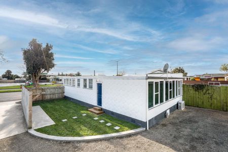 Three bedroom low-maintenance home - Photo 2