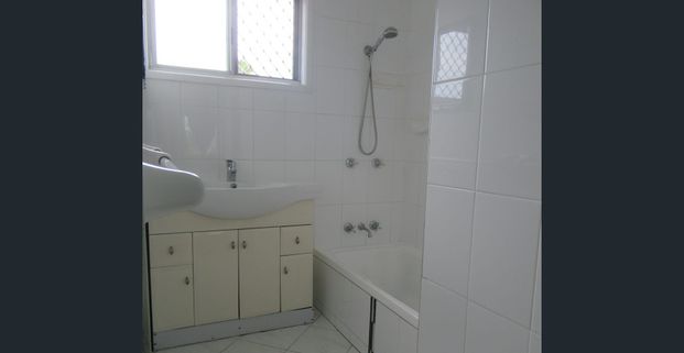 Three bedroom unit close to water - Photo 1