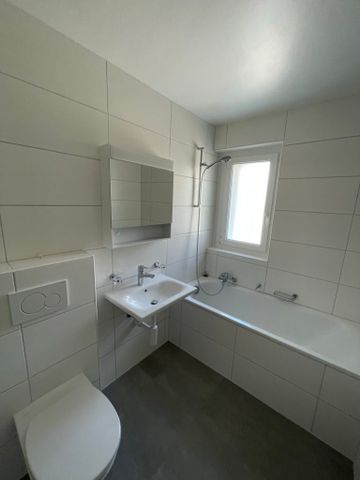 Appartement de 3 pièces joliment rénové et lumineux avec un grand balcon - Photo 4