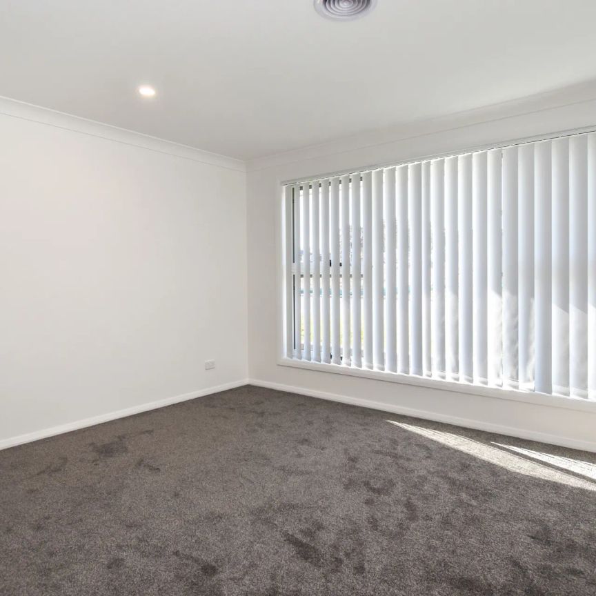 16 Blue Bell Way, Orange. - Photo 1