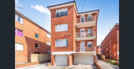 Bright, Modern Top-Floor Apartment in the Heart of Hillsdale - Photo 2