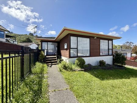3-Bedroom House in Tirohanga - Photo 2