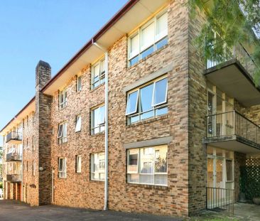 Stunning Ground Floor Apartment with Private Access and Courtyard - Photo 6