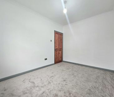 3 bedroom end of terrace house to rent - Photo 2