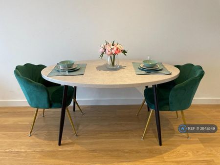 1 bedroom in a flat share to rent - Photo 4