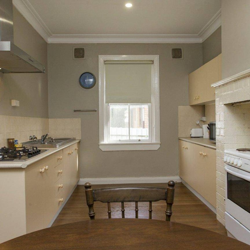 Spacious Single Room in Great Location - Photo 1