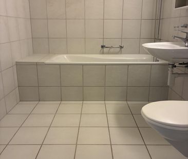 Helle Wohnung mit Sitzplatz - Photo 3
