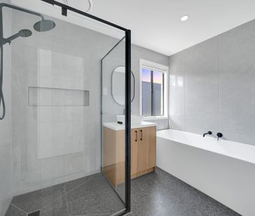 Beautifully Designed Family Home in Thornhill Park - Photo 4