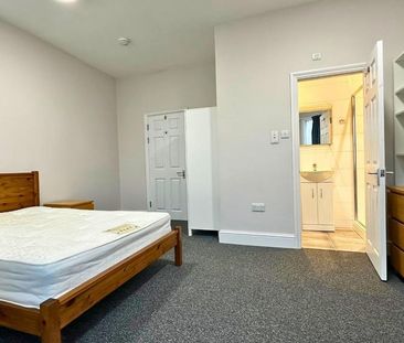 1 bedroom in a house share to rent - Photo 2