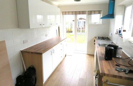 3 bedroom detached bungalow to rent - Photo 5