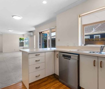 Spacious and Freshly Updated 3 bedroom 2 living Home in Otumoetai - Photo 3