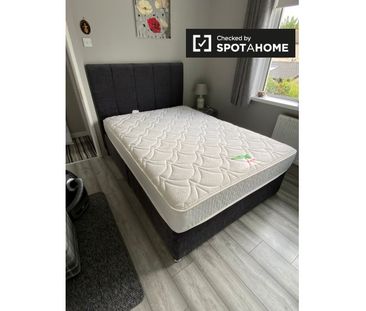 En-suite double bedroom in 3-bedroom house in Dublin - Photo 4