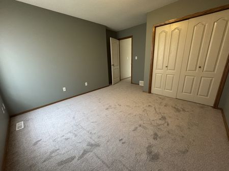 Spacious 3-Bed, 1-Bath Main with Fenced Yard! - Photo 5