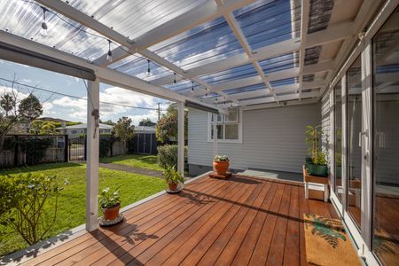 Sunny beautifully renovated 3 bedroom family home - Photo 2