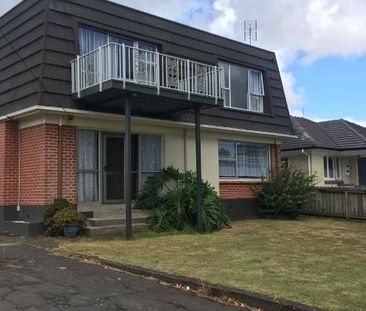 6 bedroom house in Pukekohe - Photo 5