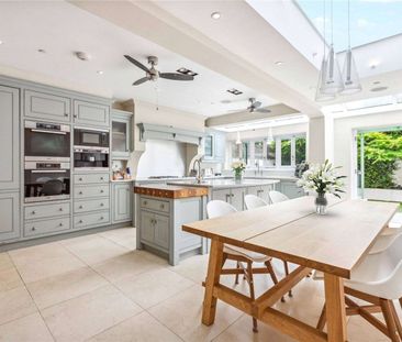 Immaculate five bedroom family home with large kitchen and garden. - Photo 3