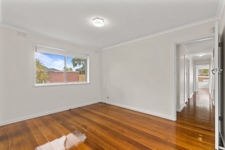 Spacious Family Living in Prime Mount Waverley Location - Photo 5