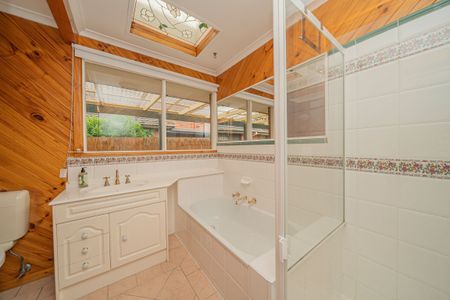 Family Home in central location - Available now - Photo 4