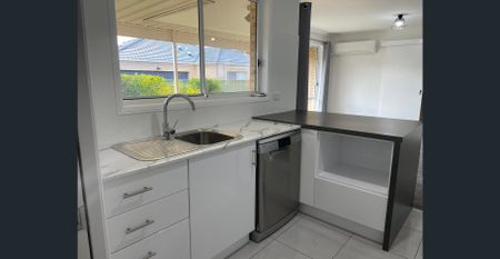 Renovated villa within walking distance to Coles and lake - Photo 2