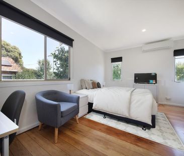 FULLY-FURNISHED RENOVATED ROOMS – BILLS INCLUDED! - Photo 2