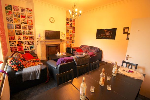 8 Bed - 20 Hyde Park Terrace, Hyde Park, Leeds - LS6 1BJ - Student - Photo 1