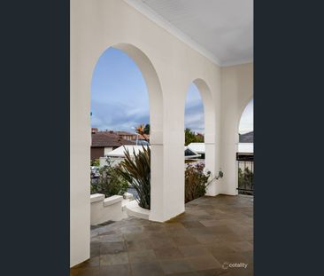 Grand & Elegant Family Residence in a Prime Location - Photo 1