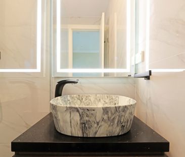 Modern Residence moments to waters edge - Photo 4