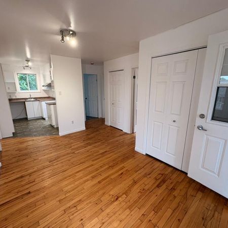 5 1/2 + entrée privée à louer - Photo 4