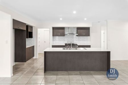 Stylish & Large 5 Bedroom Home in Central Smithfield - Photo 4