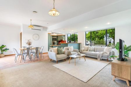 Winton Large Family Home - Photo 2