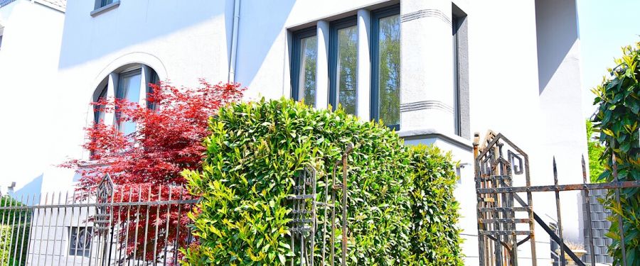 Kernsanierte EG-Wohnung mit Fußbodenheizung, Terrasse und Stellplatz im 2-Fam.-Haus. - Photo 1
