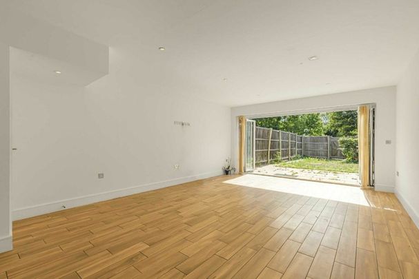 Sunbury Court Road, Lower Sunbury, TW16 - Photo 1