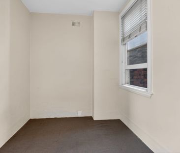 Spacious Art Deco studio with sunny north aspect - Photo 2