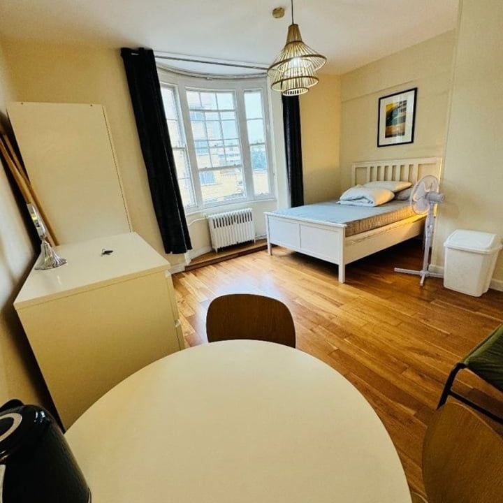 Room in a Shared House, Merriman St, W2 - Photo 1