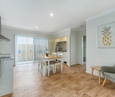 MODERN, FULLY FURNISHED, DESIGNER APARTMENT IN WYNNUM - Photo 2