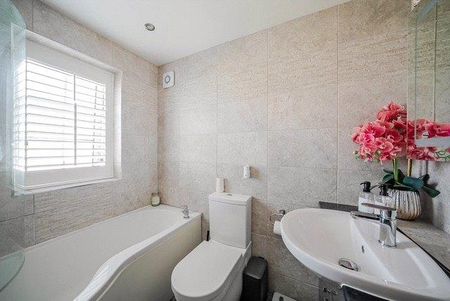 3 bedroom semi-detached house to rent - Photo 5