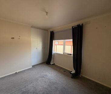 SPACIOUS THREE BEDROOM UNIT! - Photo 3