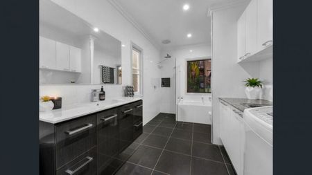 Three Bedroom Home with Swimming Pool! - Photo 5