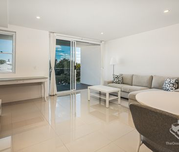 Lovely 1 bedroom fully furnished Unit in the Heart of Coorparoo - Photo 2