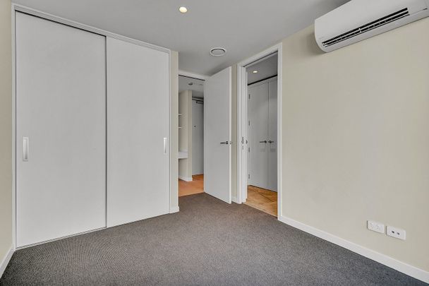 Furnished or Unfurnished - your choice integrated Liebherr fridge/ freezer. - Photo 1