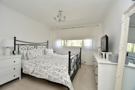 4 bedroom semi-detached house to rent - Photo 3