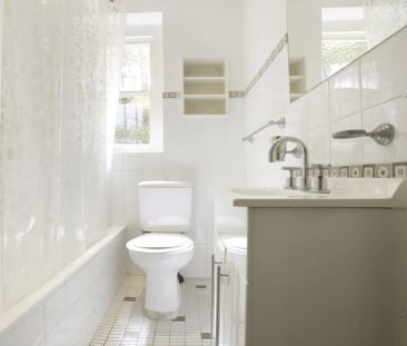 Stunning One Bedroom Apartment Footsteps to the Water - Photo 4